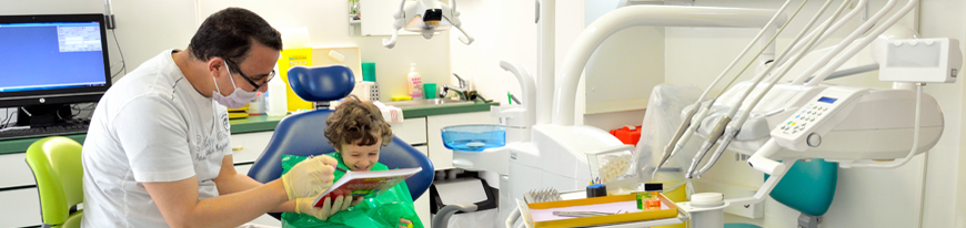 Zahnarzt Dr. Gad Emara mit einem jungen Patient vor der Zahnbehandlung